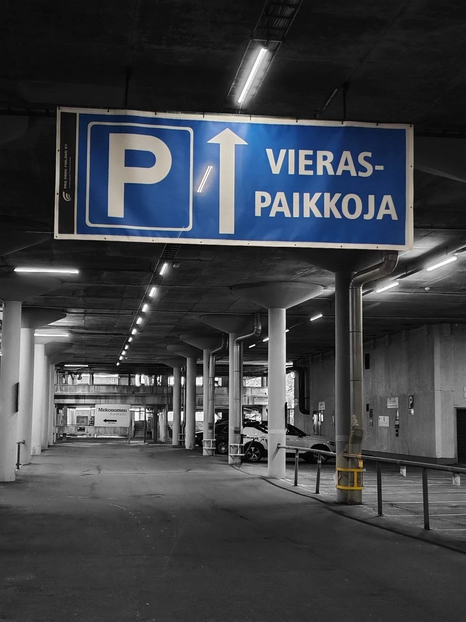 Banderolli pysäköintihallin katossa