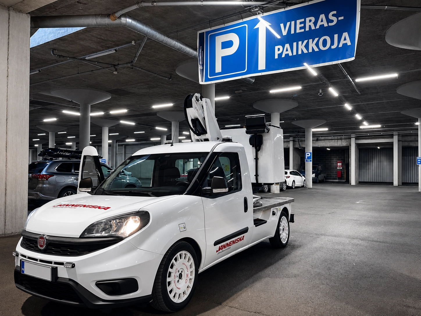Pro Park Finlandin työntekijä asentamassa pysäköintialueen opastetta